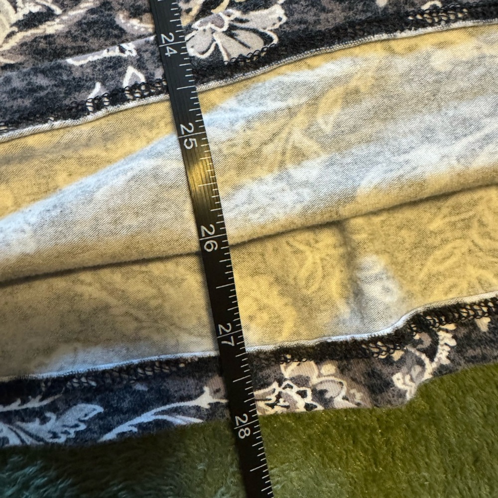 Catherines Black and White Paisley Short Sleeve Top - Picture 7 of 7